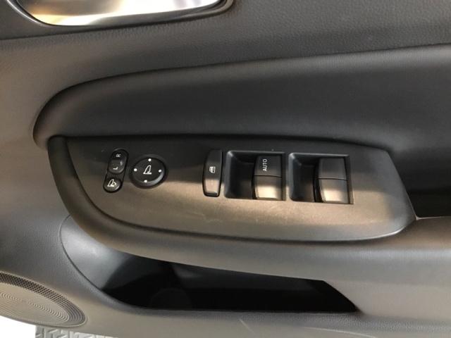 【パワーウィンドウスイッチ】ワンタッチで、パワーウインドウやドアミラーを操作できます。