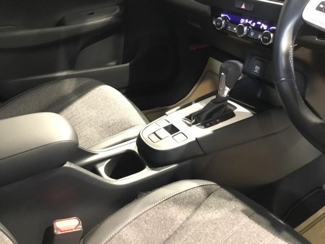 運転席周辺のスマートなレイアウトが、操作のしやすさを実現。快適なドライブをサポートします。手元で操作ができる、電子制御パーキングブレーキ。運転席からも助手席からも自由に使えるドリンクホルダー付。