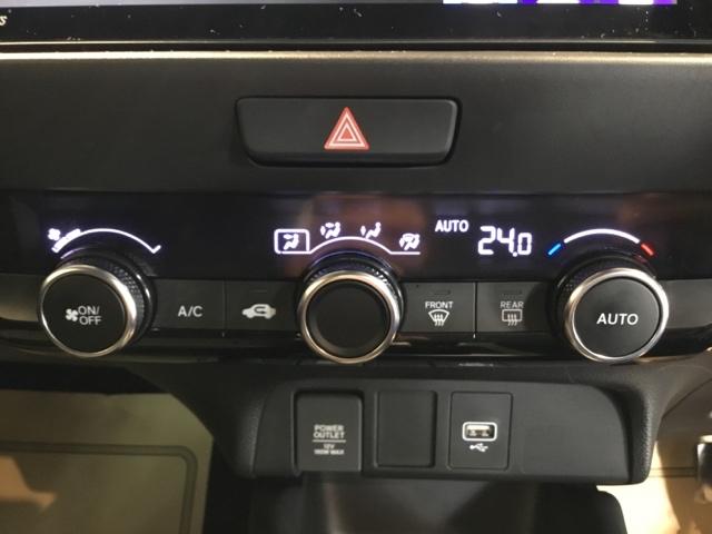 オートエアコンで、毎日のドライブを快適に。温度、風量を自動で調整し、理想的な車内環境を提供します。スマートフォンなどの充電に便利なＵＳＢジャック。運転席からも助手席からも使いやすいです。