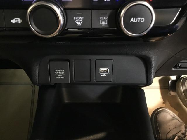 【アクセサリーソケット（電源ソケット）】電源からケーブルをつなげば、スマートフォンなどの電子機器の充電などを行うことができます！ゲーム機器や、カメラの充電にも便利ですね。