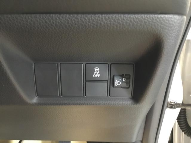 雨や雪で滑りやすい路面などで横滑りが発生した時、ブレーキとエンジン出力を自動的にコントロールし、優れた車両安定性を実現します。