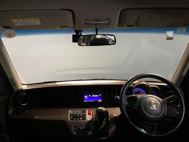 ハーフシェイドフロントウィンドウ【Ｆガラス上端の青色透かし】を装備しています。広いフロントガラスで視界を確保しつつ眩しさを抑えます。有と無しでは大違いです。