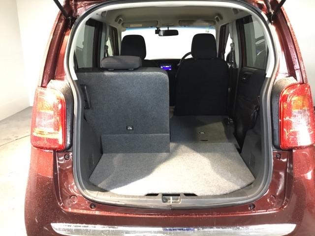 ワンアクションで後席を倒して、さらに使いやすく！！背もたれを左右別々に倒すことができます。