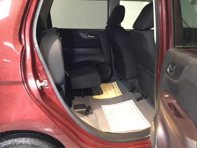 後席の座面をはねあげると、後席のあったスペースがそのまま高さのある荷室空間に！背の高い荷物も横にせずそのまま積み込めます。もちろん左右片方だけのアレンジも可能です。