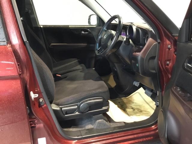 【ベンチシート】運転席と助手席の移動もスムーズ！狭い駐車場での乗り降りや、お子様の乗り降りにも便利です。座席の間にコンソールボックスやドリンクホルダーがないため、車内空間が広く感じます。