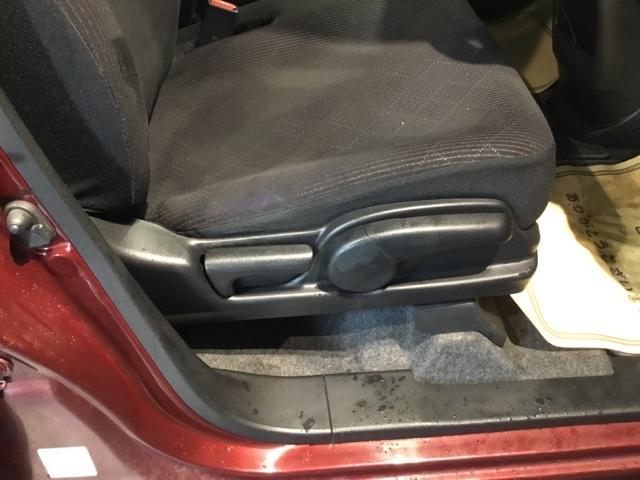 手動のレバーを使って、シートの高さや背もたれの角度を変えることができます。