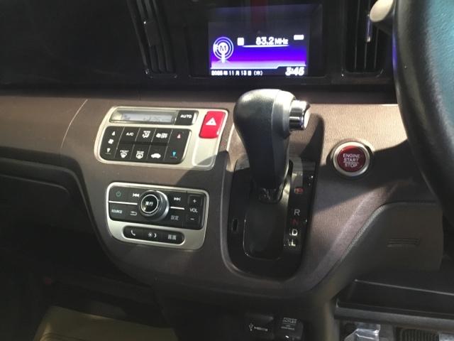 運転席周辺のスマートなレイアウトが、操作のしやすさを実現。快適なドライブをサポートします。