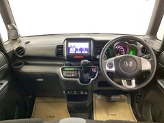 フロントガラスが大きく、ワイドな視界で運転もしやすくなるように設定されています。視認性のよいインパネ周りです。操作スイッチやカップホルダーも使いやすい位置に配置されています。 2