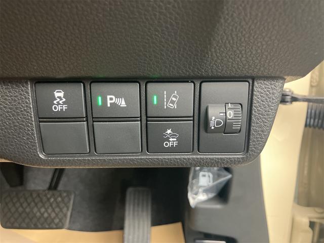 衝突被害軽減システム！前走車両と対向車両、歩行者の接近を感知して、警報や、オートブレーキやステアリング振動などによって衝突回避を支援してくれます。