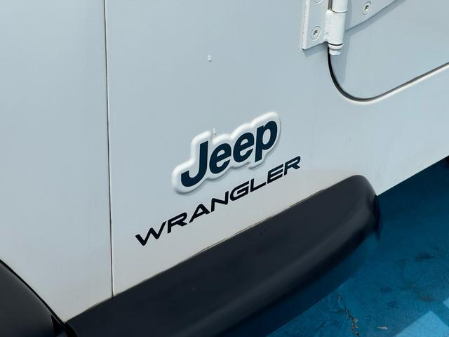 ジープ・ラングラー スポーツ　４ＷＤ　社外前後バンパー　社外マフラー　社外オーバーフェンダー　社外１６インチＡＷ　ＥＴＣ（9枚目）