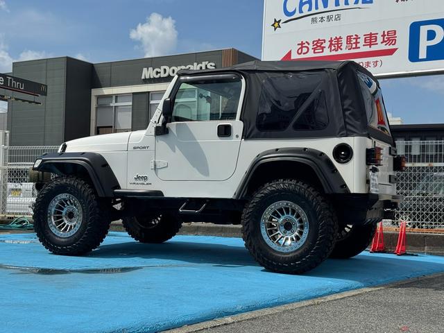 ジープ・ラングラー スポーツ　４ＷＤ　社外前後バンパー　社外マフラー　社外オーバーフェンダー　社外１６インチＡＷ　ＥＴＣ（10枚目）