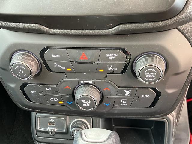 ジープ・レネゲード ロンジチュード ディーラー車 右ハンドル ディスプレイオーディオ バックカメラ USB クルーズコントロール ETC レーンアシスト スマートキー プッシュスタート 16inアルミホイール ルーフレール(35枚目)