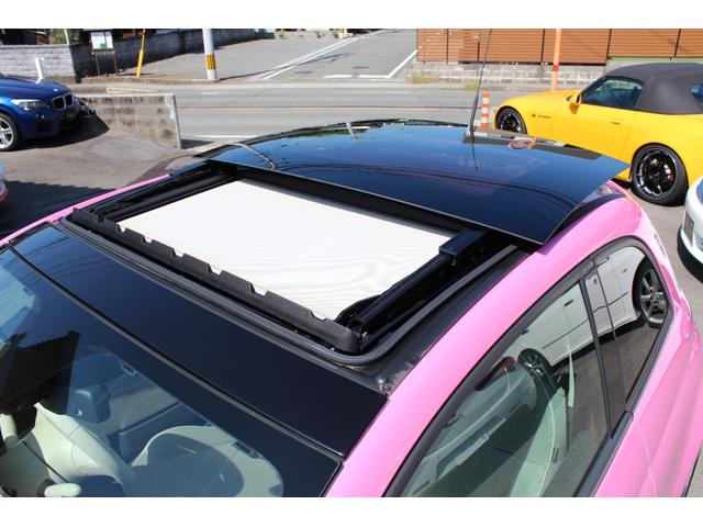 ５００ ピンク！　国内５０台限定車　正規ディーラー車　禁煙　社外ナビ　フルセグＴＶ　ＣＤ・ＤＶＤ再生　Ｂｌｕｅｔｏｏｔｈ接続　バックカメラ　電動サンルーフ　ＥＴＣ　ＫＯＮＩショック＆アイバッハサス　前後エンブレム新品（10枚目）