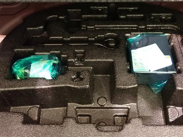 クラウンクロスオーバー Ｇアドバンスド・レザーパッケージ　４ＷＤ　フルセグ　バックカメラ　衝突被害軽減システム　ＥＴＣ　ＬＥＤヘッドランプ　ワンオーナー　記録簿（8枚目）