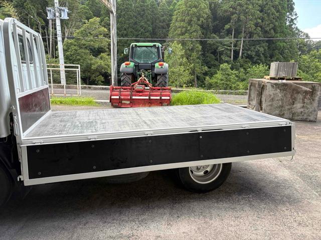 エルフトラック フラットロー 3トン4WDトラック 全塗装 荷台鉄板張り、4方ドア板交換済 三方開 MT 後輪ダブル パワステ アイドリングストップ 電動格納ミラー ABS エアコン パワーウィンドウ(9枚目)