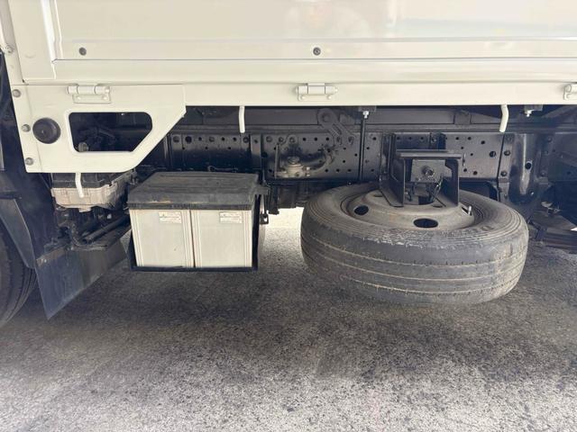 エルフトラック フラットロー 3トン4WDトラック 全塗装 荷台鉄板張り、4方ドア板交換済 三方開 MT 後輪ダブル パワステ アイドリングストップ 電動格納ミラー ABS エアコン パワーウィンドウ(12枚目)
