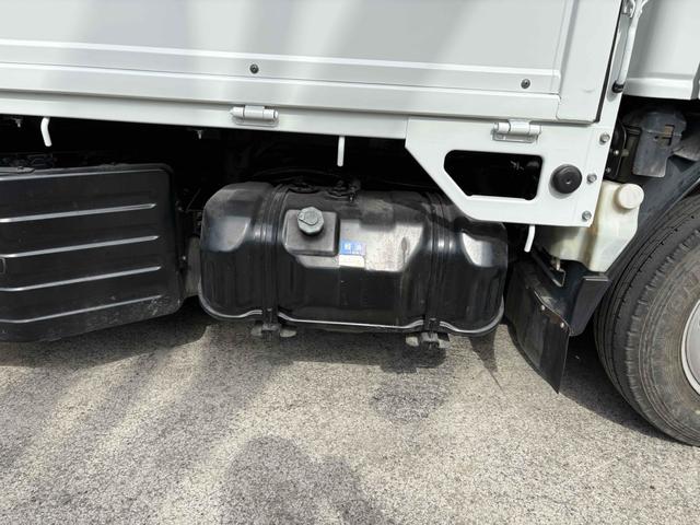 エルフトラック フラットロー 3トン4WDトラック 全塗装 荷台鉄板張り、4方ドア板交換済 三方開 MT 後輪ダブル パワステ アイドリングストップ 電動格納ミラー ABS エアコン パワーウィンドウ(14枚目)