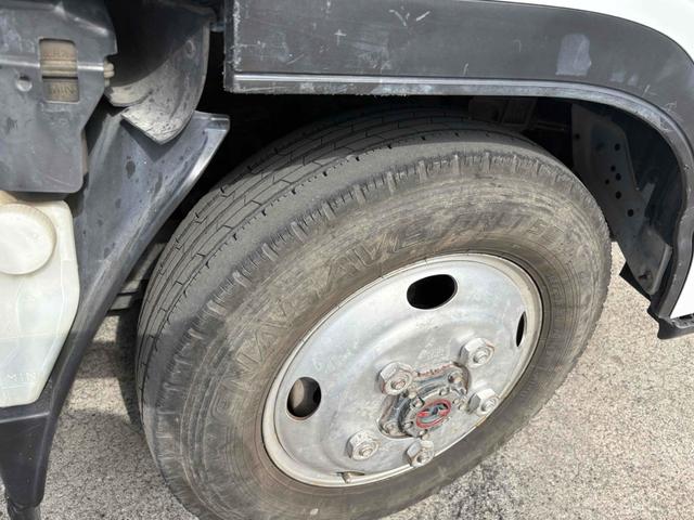 エルフトラック フラットロー 3トン4WDトラック 全塗装 荷台鉄板張り、4方ドア板交換済 三方開 MT 後輪ダブル パワステ アイドリングストップ 電動格納ミラー ABS エアコン パワーウィンドウ(15枚目)