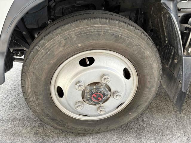 エルフトラック フラットロー 3トン4WDトラック 全塗装 荷台鉄板張り、4方ドア板交換済 三方開 MT 後輪ダブル パワステ アイドリングストップ 電動格納ミラー ABS エアコン パワーウィンドウ(18枚目)