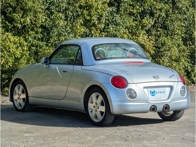 コペン アクティブトップ　純正１５ｉｎアルミホイール　マニュアルモード付ＡＴ　ＭＯＭＯステアリング　革シート　ＨＩＤヘッドライト　フォグランプ　電動格納ミラー（4枚目）