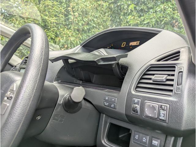 �y���[�X�y�[�X�z�ԓ��ɂ́A�O���[�u�{�b�N�X��Z���^�[�R���\�[���̂ق��A�h�A�|�P�b�g�A�J�b�v�z���_�[�Ȃǂ̎��[������܂��B�����𐮗����A���K�ň��S�ȉ^�]����ۂ��߂̑����ł��B