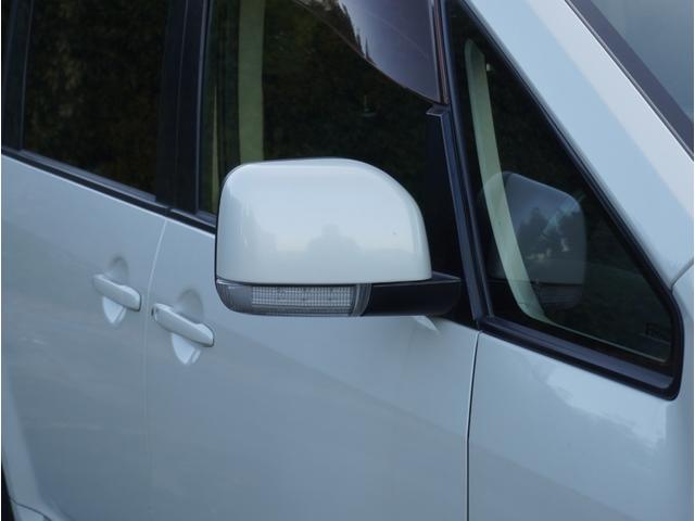 デリカＤ：５ Ｇ　パワーパッケージ　８人乗り　パドルシフト　スマートキー２個　両側パワースライドドア　後席モニター　ＳＤナビＴＶ　ＤＶＤ　ＣＤ　バックカメラ　純正アルミ　オートＨＩＤヘッドライト　クルーズコントロール　クリアランスソナー（4枚目）