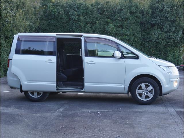 デリカＤ：５ Ｇ　パワーパッケージ　８人乗り　パドルシフト　スマートキー２個　両側パワースライドドア　後席モニター　ＳＤナビＴＶ　ＤＶＤ　ＣＤ　バックカメラ　純正アルミ　オートＨＩＤヘッドライト　クルーズコントロール　クリアランスソナー（8枚目）