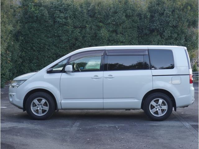 デリカＤ：５ Ｇ　パワーパッケージ　８人乗り　パドルシフト　スマートキー２個　両側パワースライドドア　後席モニター　ＳＤナビＴＶ　ＤＶＤ　ＣＤ　バックカメラ　純正アルミ　オートＨＩＤヘッドライト　クルーズコントロール　クリアランスソナー（12枚目）