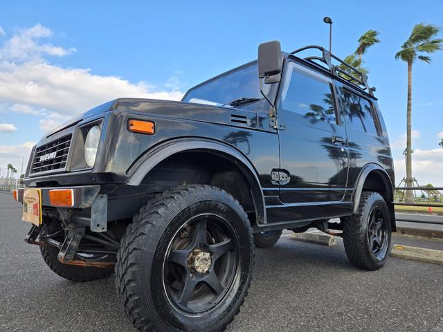 ジムニー 　修復事故歴無し　５ＭＴ　リフトＵＰ　オーバーフェンダー　Ｉ型グリル　ルーフラック　ワイドアルミ　レザー調シート　社外ステアリング　ＥＴＣ（6枚目）