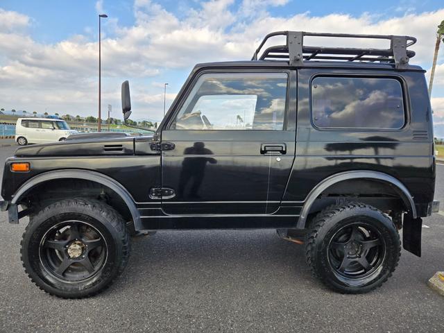 ジムニー 　修復事故歴無し　５ＭＴ　リフトＵＰ　オーバーフェンダー　Ｉ型グリル　ルーフラック　ワイドアルミ　レザー調シート　社外ステアリング　ＥＴＣ（7枚目）