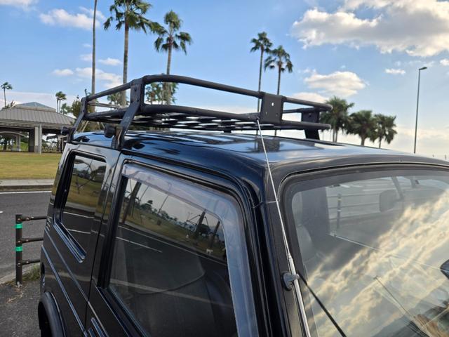 ジムニー 　修復事故歴無し　５ＭＴ　リフトＵＰ　オーバーフェンダー　Ｉ型グリル　ルーフラック　ワイドアルミ　レザー調シート　社外ステアリング　ＥＴＣ（10枚目）