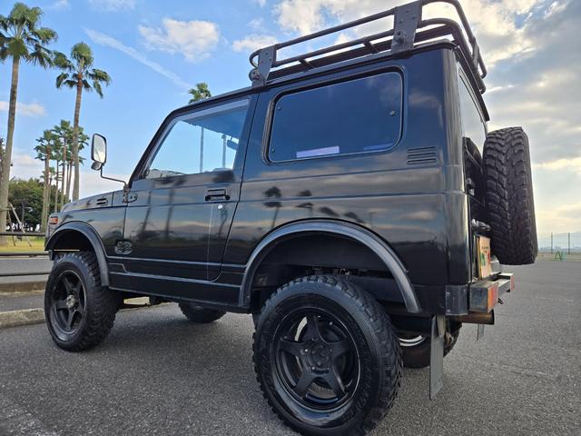 ジムニー 　修復事故歴無し　５ＭＴ　リフトＵＰ　オーバーフェンダー　Ｉ型グリル　ルーフラック　ワイドアルミ　レザー調シート　社外ステアリング　ＥＴＣ（17枚目）