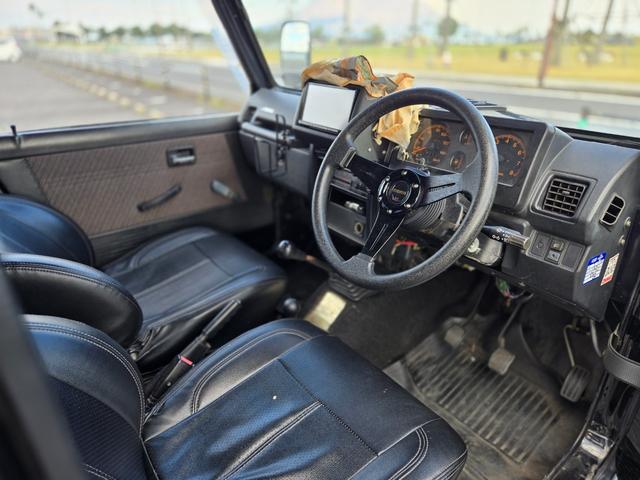 ジムニー 　修復事故歴無し　５ＭＴ　リフトＵＰ　オーバーフェンダー　Ｉ型グリル　ルーフラック　ワイドアルミ　レザー調シート　社外ステアリング　ＥＴＣ（23枚目）