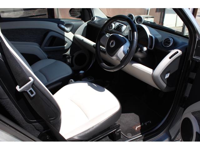 スマートフォーツークーペ ｍｈｄ　全国７０台限定車　スマート　フォーツー　エディション　パールグレー　専用クリスタルグレーレザー調シート　クリスタルグレーステッチ入りのブラックレザー調ダッシュボード　シルバーレザー調のドアトリム（22枚目）
