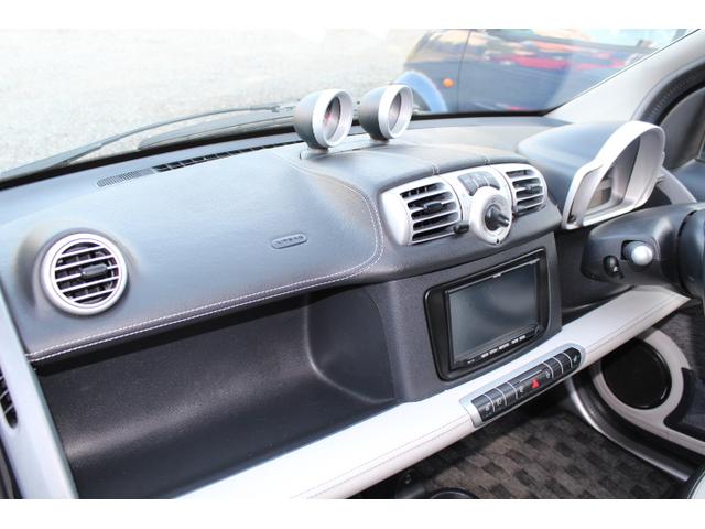スマートフォーツークーペ ｍｈｄ　全国７０台限定車　スマート　フォーツー　エディション　パールグレー　専用クリスタルグレーレザー調シート　クリスタルグレーステッチ入りのブラックレザー調ダッシュボード　シルバーレザー調のドアトリム（24枚目）