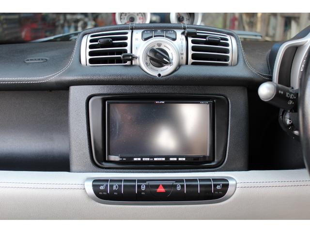 スマートフォーツークーペ ｍｈｄ　全国７０台限定車　スマート　フォーツー　エディション　パールグレー　専用クリスタルグレーレザー調シート　クリスタルグレーステッチ入りのブラックレザー調ダッシュボード　シルバーレザー調のドアトリム（26枚目）