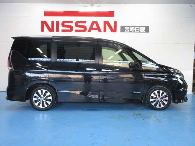 街中でショーウィンドゥーに映る愛車の横姿をみると、あらためてホレボレうっとりしますよね♪