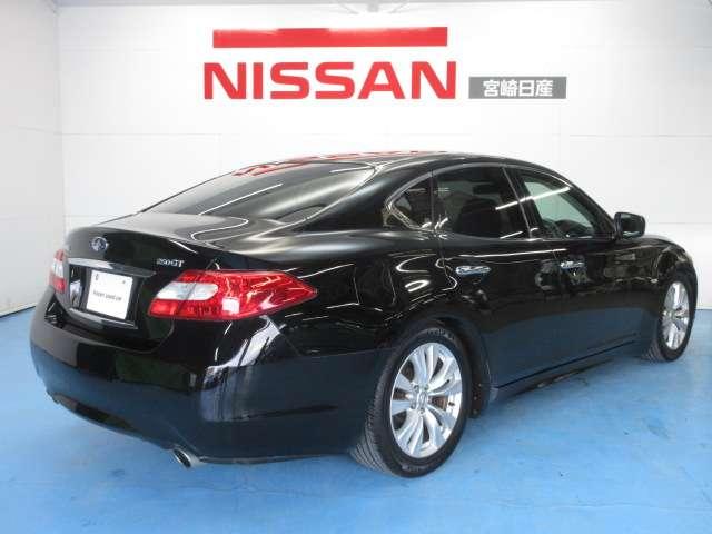 フーガ ２．５　２５０ＧＴ　社外車高調ローダウン　オートエアコン　エアバッグ　ナビＴＶ　助手席エアバッグ　サイドエアバッグ　パワーステアリング　ＡＢＳ　パワーウインドウ　キーレス　メモリーナビ　ワンセグテレビ（5枚目）