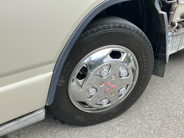 キャンター 2t 低床 荷台床鉄板張り 3方開 電動格納ミラー 5速マニュアル 4900ディーゼルターボ 純正色全塗装済み リヤWタイヤ ABS エアバッグ(6枚目)