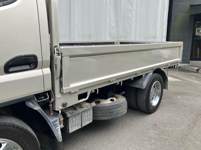 キャンター 2t 低床 荷台床鉄板張り 3方開 電動格納ミラー 5速マニュアル 4900ディーゼルターボ 純正色全塗装済み リヤWタイヤ ABS エアバッグ(7枚目)