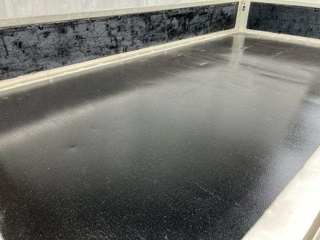 キャンター 2t 低床 荷台床鉄板張り 3方開 電動格納ミラー 5速マニュアル 4900ディーゼルターボ 純正色全塗装済み リヤWタイヤ ABS エアバッグ(18枚目)