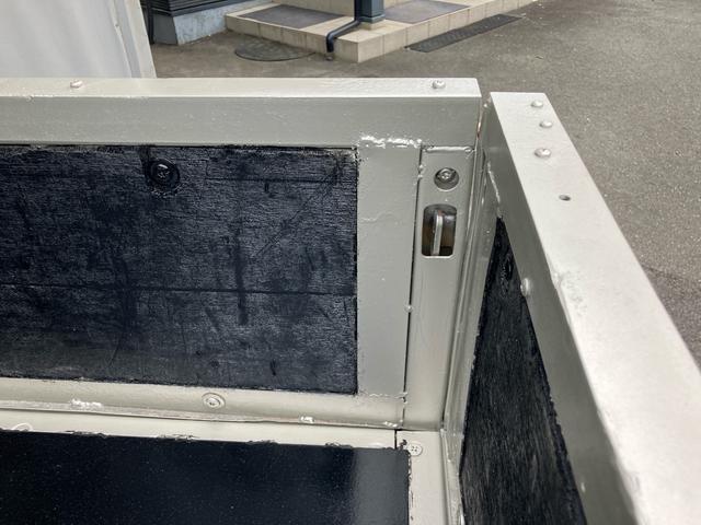 キャンター 2t 低床 荷台床鉄板張り 3方開 電動格納ミラー 5速マニュアル 4900ディーゼルターボ 純正色全塗装済み リヤWタイヤ ABS エアバッグ(23枚目)