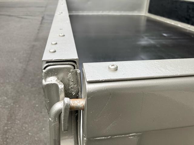 キャンター 2t 低床 荷台床鉄板張り 3方開 電動格納ミラー 5速マニュアル 4900ディーゼルターボ 純正色全塗装済み リヤWタイヤ ABS エアバッグ(26枚目)