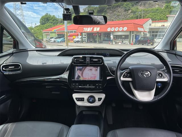 プリウス Ｓツーリングセレクション　ドライブレコーダー　ＥＴＣ　バックカメラ　ナビ　ＴＶ　アルミホイール　オートライト　ＬＥＤヘッドランプ　スマートキー　電動格納ミラー　シートヒーター　ＣＶＴ　盗難防止システム　衝突安全ボディ　ＡＢＳ（2枚目）