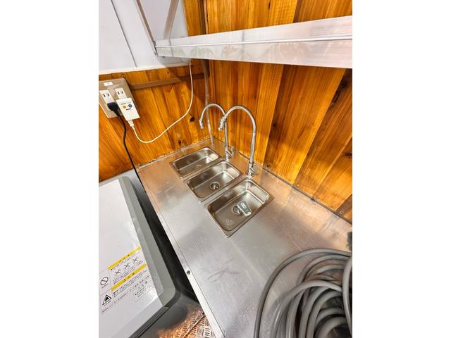 バネットトラック 　キッチンカー　移動販売車８ナンバー登録済　換気扇　水槽・蛇口　ＬＥＤ作業灯１２０ｃｍ　１００Ｖコンセント　ブレーカー外部電源　４０００Ｗ対応　排水２００Ｌ　給水２００Ｌ　タンク設置済　サイドオーニング（24枚目）