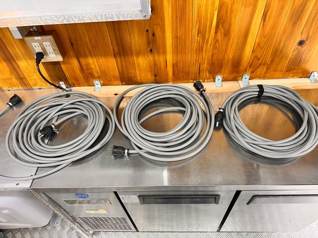 バネットトラック 　キッチンカー　移動販売車８ナンバー登録済　換気扇　水槽・蛇口　ＬＥＤ作業灯１２０ｃｍ　１００Ｖコンセント　ブレーカー外部電源　４０００Ｗ対応　排水２００Ｌ　給水２００Ｌ　タンク設置済　サイドオーニング（47枚目）