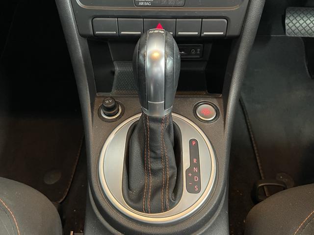 ザ・ビートル クラブ 500台限定 ユーザー買取 禁煙車 純正17インチアルミ バックモニター アップルカープレイ ブルートゥース ETC 純正スマートキー 純正フロアマット(17枚目)