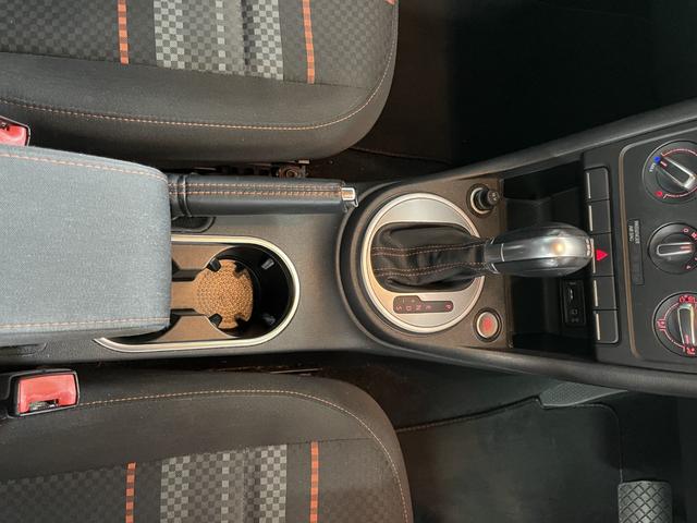 ザ・ビートル クラブ 500台限定 ユーザー買取 禁煙車 純正17インチアルミ バックモニター アップルカープレイ ブルートゥース ETC 純正スマートキー 純正フロアマット(18枚目)