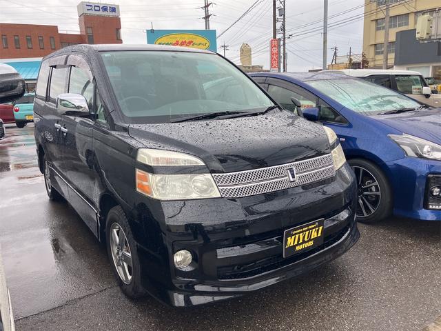 ヴォクシー Ｚ　煌　４ＷＤ　キーレス　ナビ　バックカメラ　両側スライドドア　ＨＩＤヘッドライト　３列シート　フルフラットシート　運転席・助手席エアバッグ　ＡＢＳ　衝突安全ボディ　パワーウインドウ　パワーステアリング（3枚目）