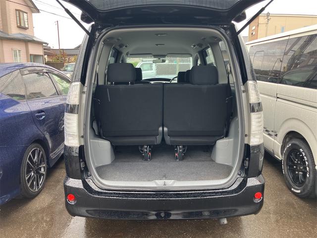 ヴォクシー Ｚ　煌　４ＷＤ　キーレス　ナビ　バックカメラ　両側スライドドア　ＨＩＤヘッドライト　３列シート　フルフラットシート　運転席・助手席エアバッグ　ＡＢＳ　衝突安全ボディ　パワーウインドウ　パワーステアリング（18枚目）